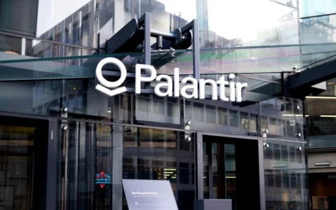 2025年最强美股黑马？Palantir如何凭AI平台引爆股价