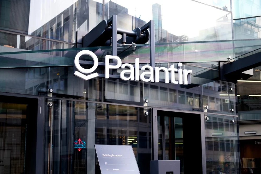 2025年最强美股黑马？Palantir如何凭AI平台引爆股价